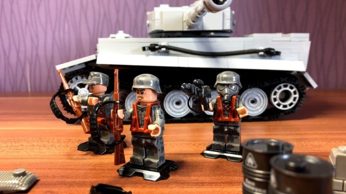 Lego Militär Figur mit Waffe und Cobi Panzer